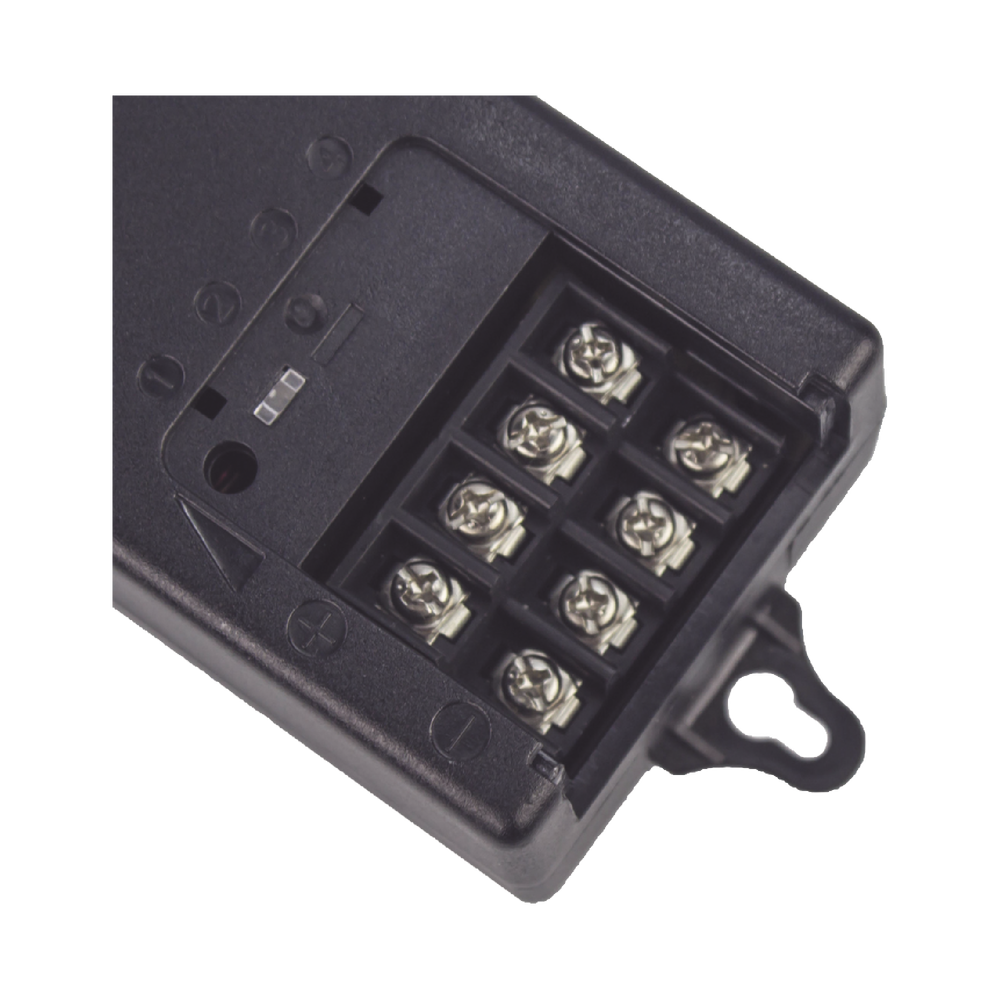 Fuente de Alimentación de 12 Vcc @ 5A / 4 Cámaras / FILTRO DE RUIDO ESPECIAL PARA CAMARAS 4K / Fusible Reseteable Inter Construido PTC / Protección Contra Sobre-Tensiones y Contra Cortocircuito / Recomendado para cámaras 4K.